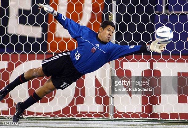 United goalkeeper Nick Rimando makes a save against the MetroStars during the first half in Game 1 of the Eastern Conference Semifinals at Giants...