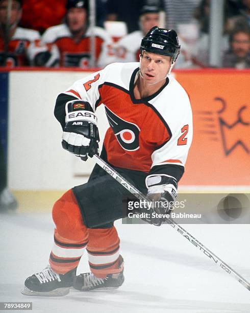 Mark Howe of the Philadelphia Flyers plays against the Boston Bruins .
