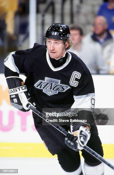 Wayne Gretzky of the Los Angeles Kings plays against the Boston Bruins .