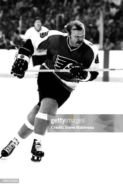 Bob Kelly of the Philadelphia Flyers plays against the Boston Bruins .