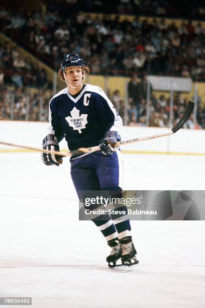 Darryl Sittler of the Toronto Maple Leafs plays against the Boston Bruins .