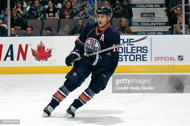 Shawn Horcoff of the Edmonton Oilers follows the play during a game against the Phoenix Coyotes at Rexall Place on January 10, 2008 in Edmonton,...