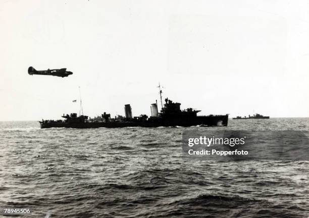 War and Conflict, World War II, pic: May/June 1940, The Battle of Dunkirk, British destroyers with an RAF fighter escort on their way back to...