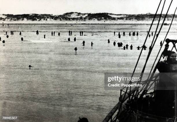 War and Conflict, World War II, pic: May/June 1940, The Battle of Dunkirk, The silhouettes of British soldiers wading into the sea, in the hope of...