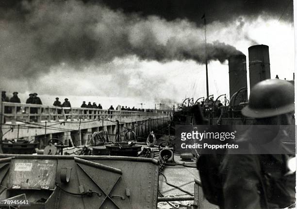 War and Conflict, World War II, pic: May/June 1940, The Battle of Dunkirk, British troops marching along the pier to the rescue vessels, The Battle...