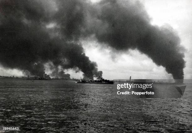 War and Conflict, World War II, pic: May / June1940, The Battle of Dunkirk, The port Dunkirk shrouded in smoke after fires had been started by German...