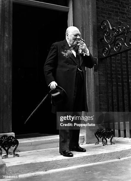 Personalities, Politics, pic: 5th April 1955, Sir Winston Churchill, leaves No 10 Downing Street to hand HM, The Queen his resignation as Prime...