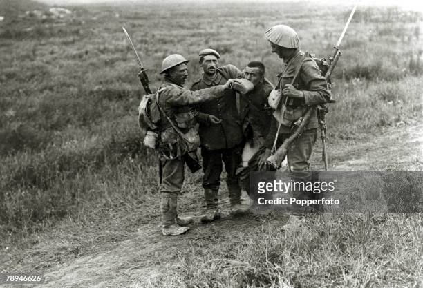 War and Conflict, World War I, pic: 3rd July 1916, Battle of the Somme, France, British troops giving a drink to a wounded German soldier
