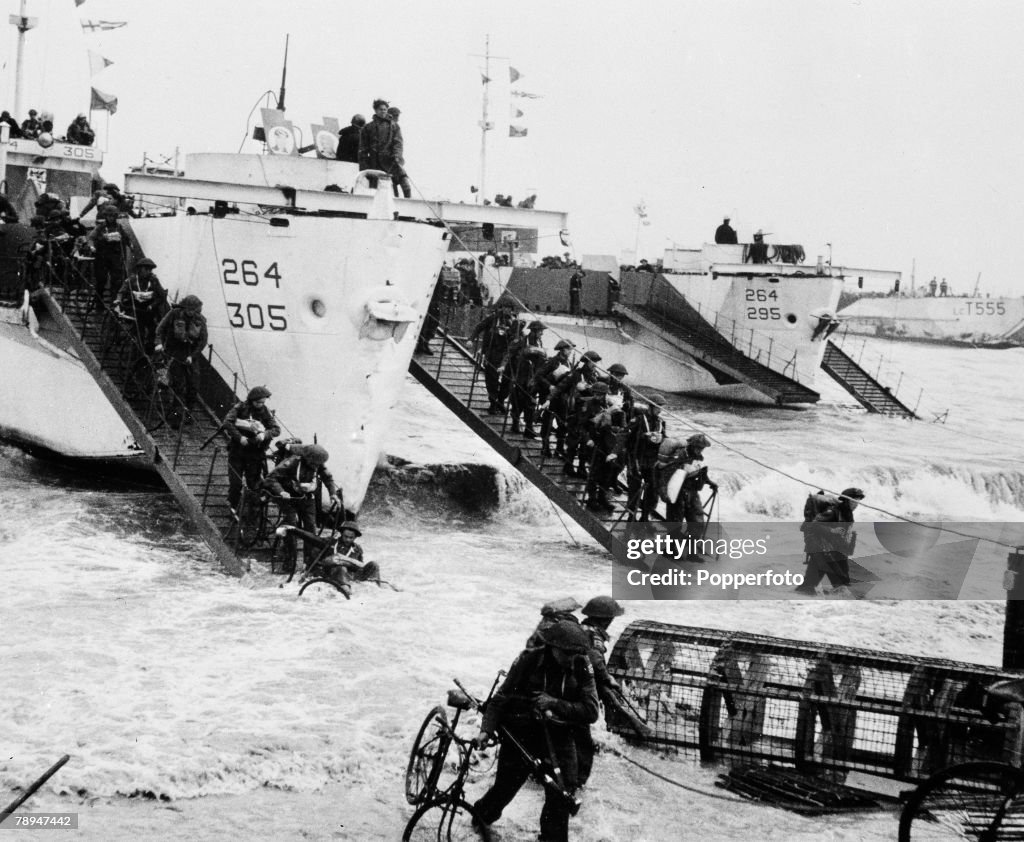 War & Conflict. World War Two. France 6th June 1944. Allied infantry army soldiers pour ashore from landing craft at the Normandy beaches during the D Day invasion.