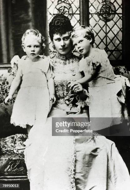 History Personalities, British Royalty, pic: circa 1899, The Duchess of York pictured with her sons Princess Albert and Prince Edward, right, The...