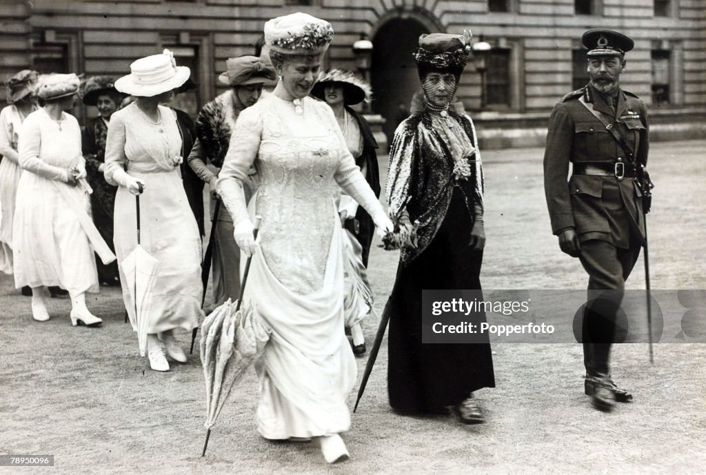 British Royalty. pic: 1919. HM.Queen Mary,left, Queen Alexandra and HM. Hing George V at Buckingham Palace at the Victory March celebrations. Queen Mary, (1867-1953) born Mary of Teck, was the Queen Consort of King George V.