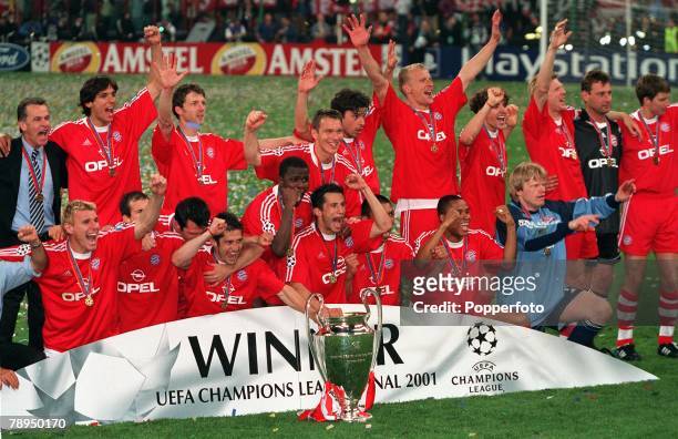 Football, UEFA Champions League Final, Milan, Italy, 23rd May 2001, Bayern Munich 1 v Valencia 1, , The victorious Bayern Munich team celebrate with...