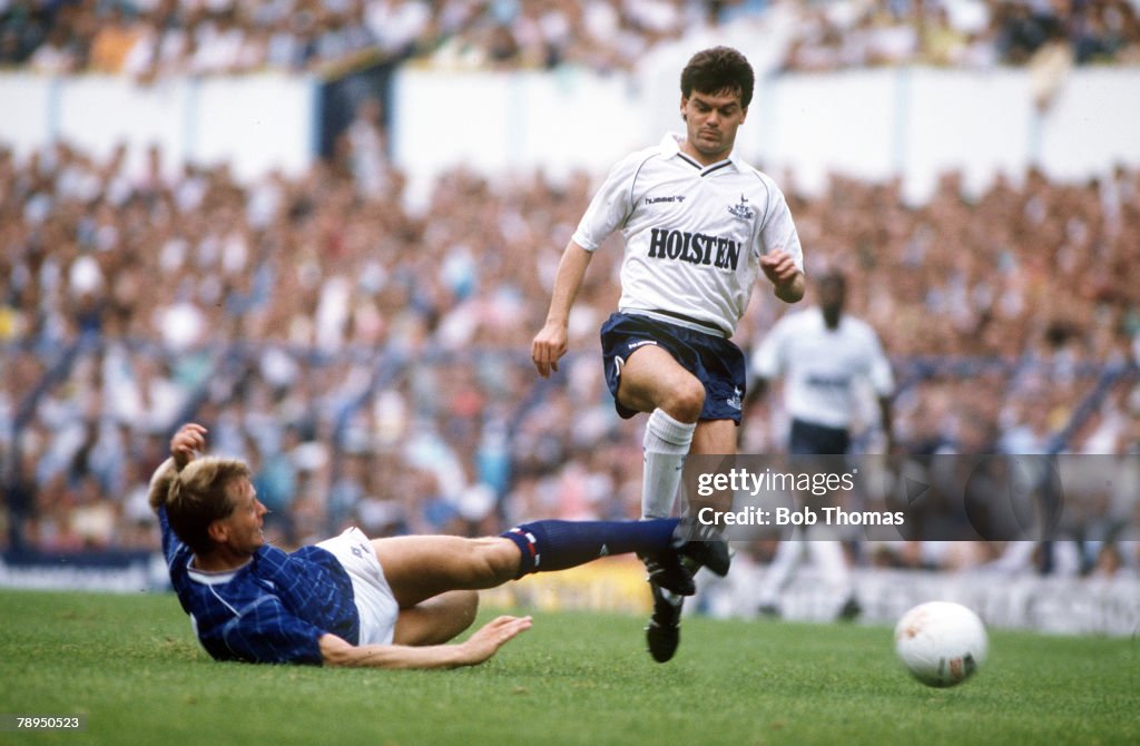 Sport. Football. pic: 22nd August 1987. Division 1. Tottenham Hotspur 1. v Chelsea 0. Tottenham Hotspur's Steve Hodge stopped by an outstretched leg challenge from Chelsea defender Steve Wicks.