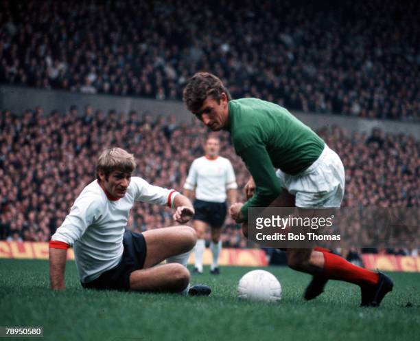Old Trafford, Manchester, Liverpool's Roger Hunt watches as Manchester United goalkeeper Alex Stepney prepares to drop on the ball