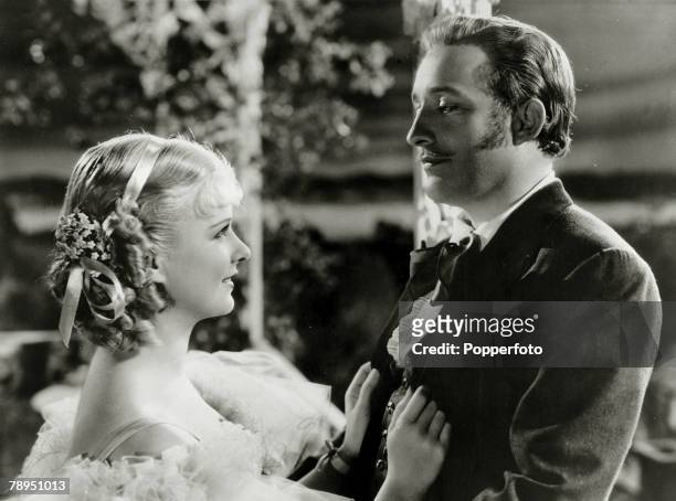 Stage and Screen, Music / Personalities, pic: circa 1935, Bing Crosby, appearing in the film "Mississippi" with actress Joan Bennett, American singer...