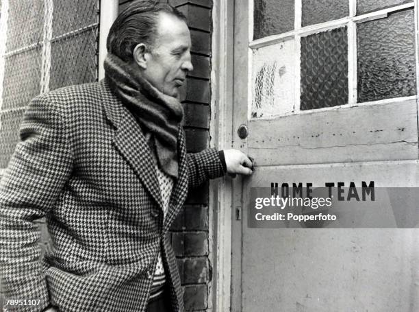 Sport, Football, The closure of Accrington Stanley F,C, pic: 6th March 1962, Trainer Harry Hubbick closes the team door for the last time at the...