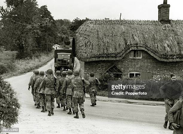 War and Conflict, World War Two, pic: September 1942, US,paratroop squad in the English countryside pass a typical English thatched cottage