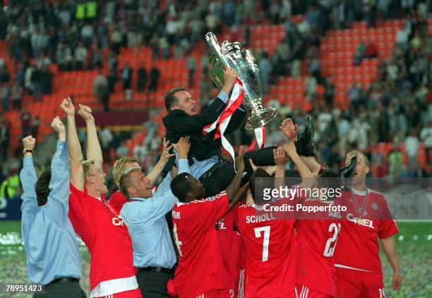Football, UEFA Champions League, Milan, Italy, 23rd May 2001, Bayern Munich 1 v Valencia 1, , Bayern coach Ottmar Hitzfeld is chaired by his team as...