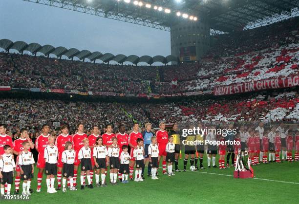 Football, UEFA Champions League, Milan, Italy, 23rd May 2001, Bayern Munich 1 v Valencia 1, , The Bayern team line up with boys wearing the Valencia...