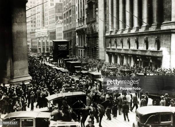 Finance, Wall Street Crash, USA, pic: October 1929, Bewildered investors mill about at Wall Street, New York, after the Stock Market collapse on...