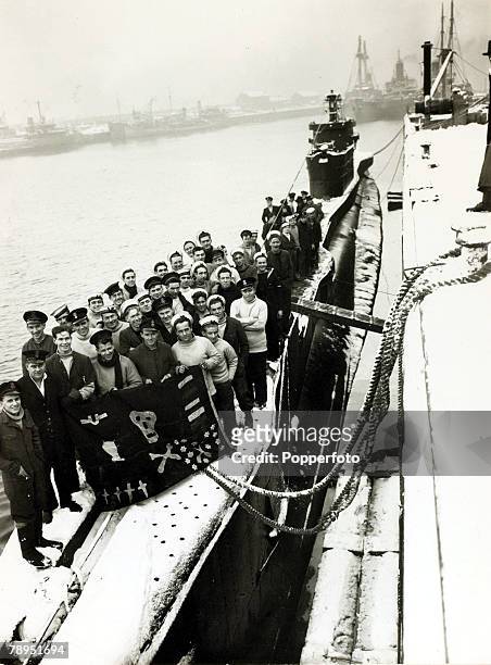 War and Conflict, World War Two, Royal Navy, pic: January 1945, The British submarine "Tally Ho" and it's crew display the "Jolly Roger" showing...