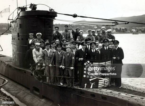 War and Conflict, World War Two, Royal Navy, pic: circa 1942, The British submarine "Ultor" and it's crew display the "Jolly Roger" showing the...