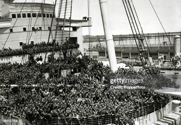 War and Conflict, World War Two, pic: circa 1945, The liner "Queen Mary" arrives in New York with American GI's returning from Europe