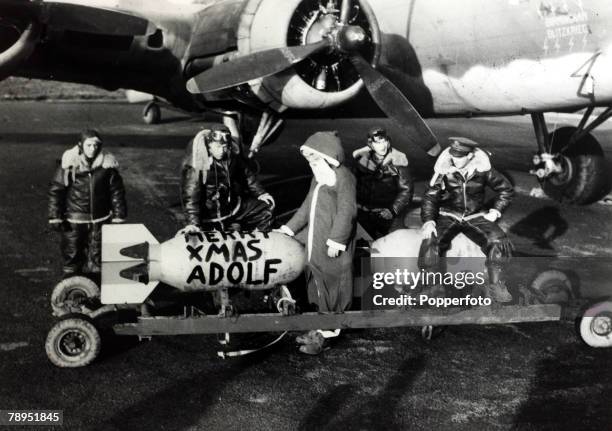 War and Conflict, World War Two, pic: November 1942, A Boeing B-17 "Flying Fortress" crew planning a Christmas present for Aldolf Hitler with a bomb...