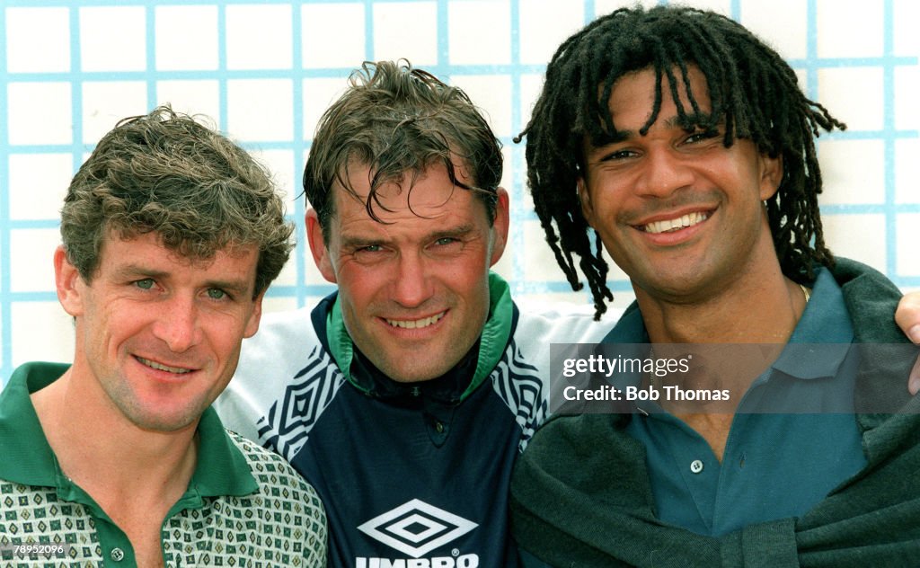 Sport. Football. pic: 1995. Chelsea pre - season training. Chelsea's, left - right, Mark Hughes, Glenn Hoddle, (Manager), and Ruud Gullit.