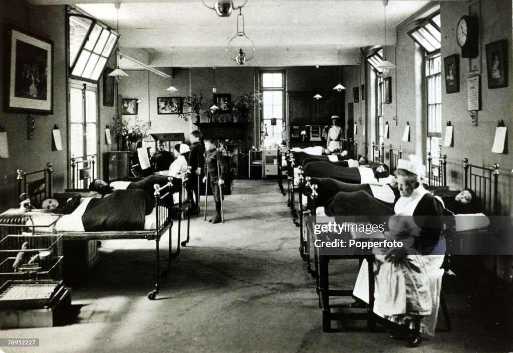 Health. Hospitals. pic: 1913. A typical scene in a British hospital.