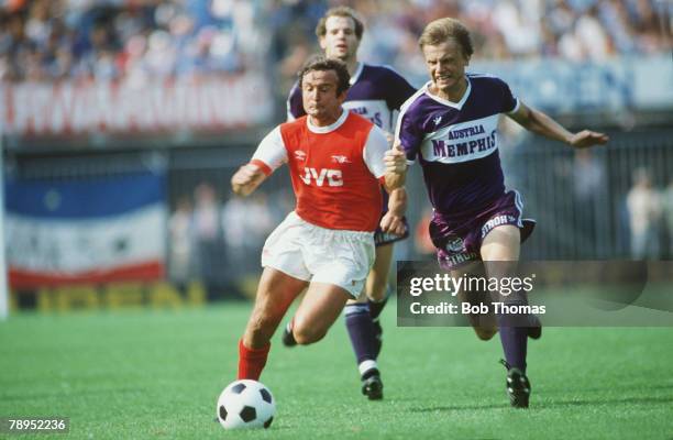 August 1982, Rotterdam Tournament, Arsenal v Austria Vienna, Arsenal's John Hollins, left, races with Vienna's Erich Obermayer