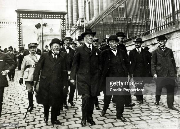Politics, Personalities, USA, pic: 26th June 1919, President Woodrow Wilson, 2nd left, with Frances Georges Clemenceau walk the streets of Versailles...