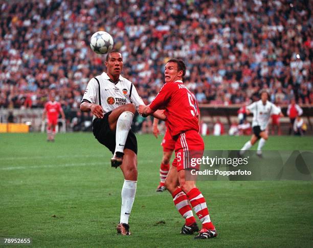 Football, UEFA Champions League Final, Milan, Italy, 23rd May 2001, Bayern Munich 1 v Valencia 1, , Valencia's John Carew is challenged by Bayern...