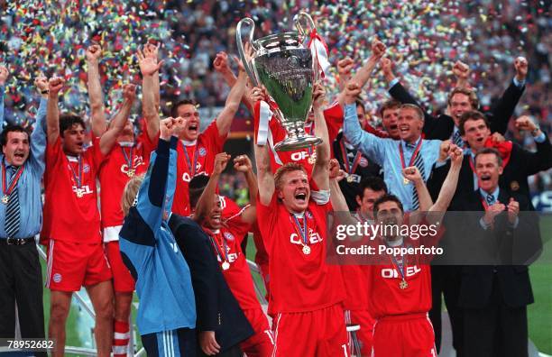 Football, UEFA Champions League Final, Milan, Italy, 23rd May 2001, Bayern Munich 1 v Valencia 1, , Bayern Munich captain Stefan Effenberg holds the...