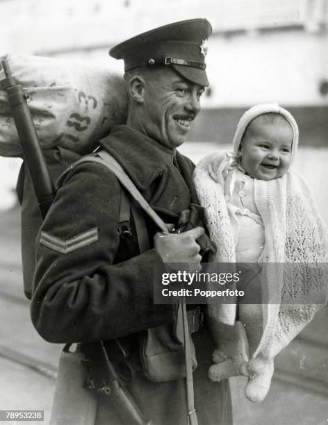 War and Conflict, World War Two, pic: 1945, Homecomings / Britain, A British soldier with his 8 month old daughter as he arrives at the docks from...