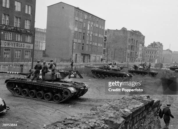 War & Conflict, Berlin, Germany, October 1961, American army tanks and soldiers at the Wall that divides Berlin during the 'Cold War' tension between...