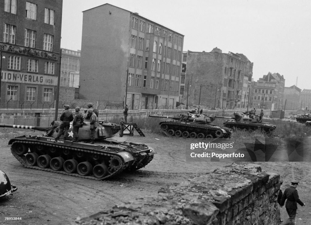 War & Conflict. Berlin, Germany. October 1961. American army tanks and soldiers at the Wall that divides Berlin during the 'Cold War' tension between the Eastern block and Western powers.