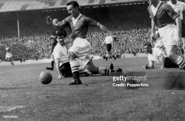 24th August 1957, Division 1, Tottenham Hotspur 1, v Chelsea 1, at White Hart Lane, Chelsea's 17 year old star Jimmy Greaves leaves Tottenham pair...