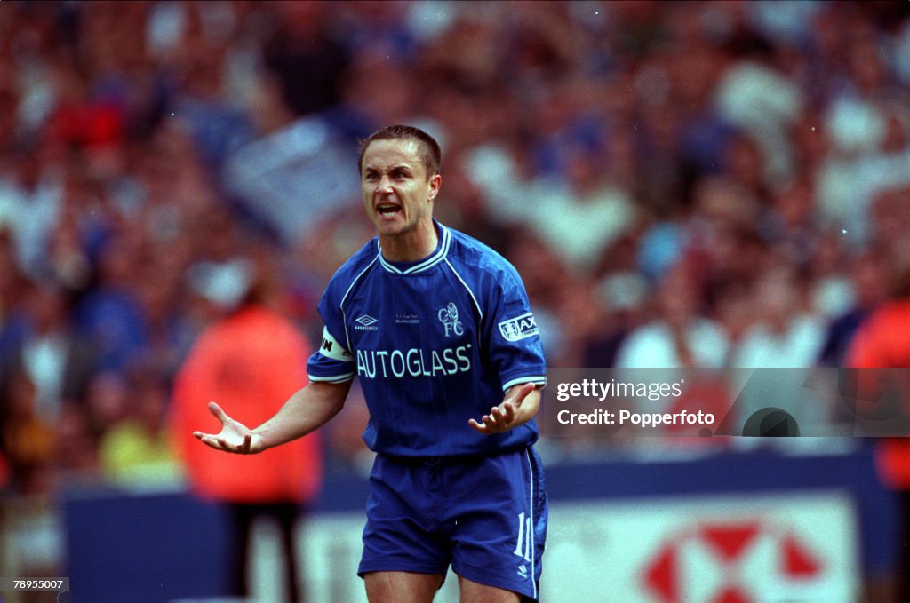 20th May 2000. Wembley, London. AXA FA Cup Final. Chelsea 1 v Aston Villa 0. Chelsea captain Dennis Wise is angry with the officials after his goal was disallowed.