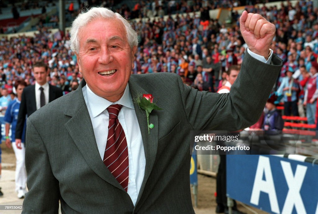 20th May 2000. Wembley, London. AXA FA Cup Final. Chelsea 1 v Aston Villa 0. Aston Villa Chairman Doug Ellis with his thumbs up.