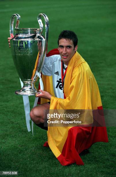 Football, UEFA Champions League Final, Paris, France, 24th May Real Madrid 3 v Valencia 0, Real Madrid's Raul draped in the Spanish flag as he holds...