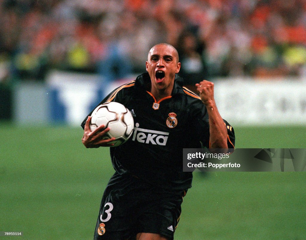 Football. UEFA Champions League Final. Paris, France. 24th May, 2000. Real Madrid 3 v Valencia 0. Real Madrid's Roberto Carlos shows his delight at the end by running up the pitch holding the ball and clenching his fist.