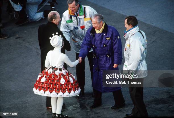 Sport, 1992 Winter Olympic Games, Albertville, France, Speed Skating, Opening Ceremony, IOC, President Juan Antonio Samaranch greeted by a small girl...