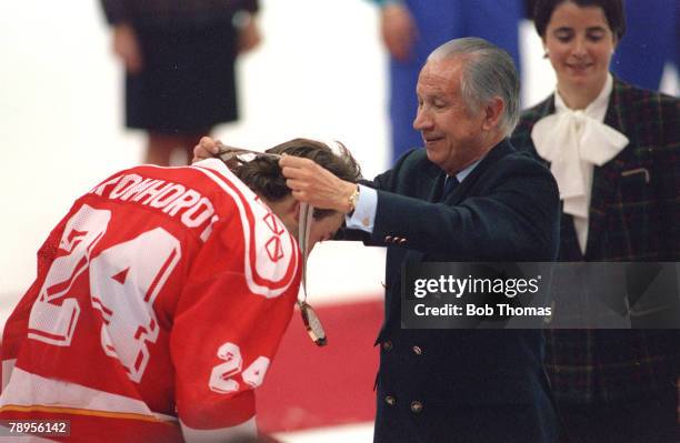 Sport, 1992 Winter Olympic Games, Albertville, France, Ice Hockey, Final, Unified Team 3 v Canada 1, IOC,President Juan Antonio Samaranch presents...
