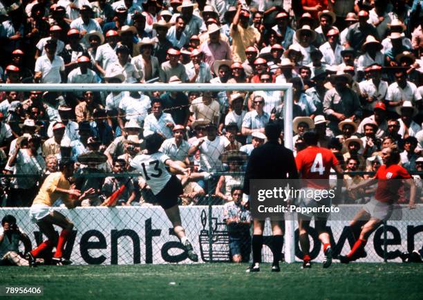 Sport, Football, 1970 World Cup Finals, Quarter Final, Leon, Mexico, 14th June 1970, West Germany 3 v England 2, West Germany's Gerd Muller scores...