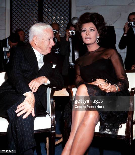 Legendary American comedian and actor Charlie Chaplin with Italian actress Sophia Loren at the Savoy Hotel in London. They are announcing their...