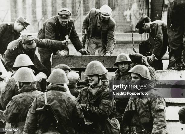 War and Conflict, People, , The Berlin Wall, pic: circa 1961,East German soldiers stand guard as workmen reinforce the wall,The Berlin Wall was...