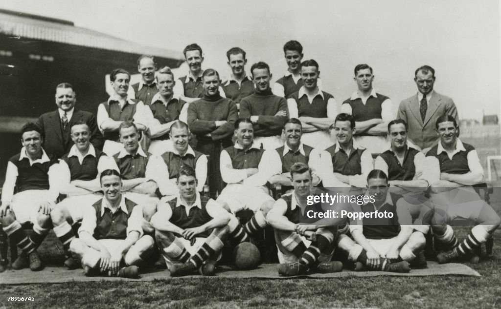 Sport. Football. pic: circa 1935. Arsenal, Back row,l-r, Male, Roberts, Crayston, Compton. Standing, l-r,G.Allison Manager, Bowden, Dunne, Moss, Wilson, Sidey, Kirchen, T.Whittaker Trainer. Sitting l-r, Dougal, Hulme, John, Bastin, James, Hapgood, S.Hill,