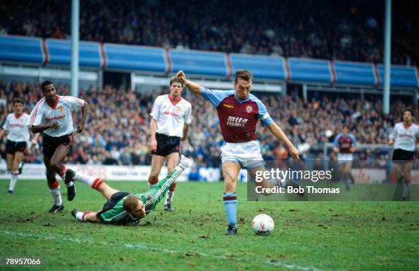 26th December 1989, Division 1, Aston Villa 2 v Manchester United 0, Aston Villa midfielder David Platt goes round United goalkeeper Jim Leighton to...