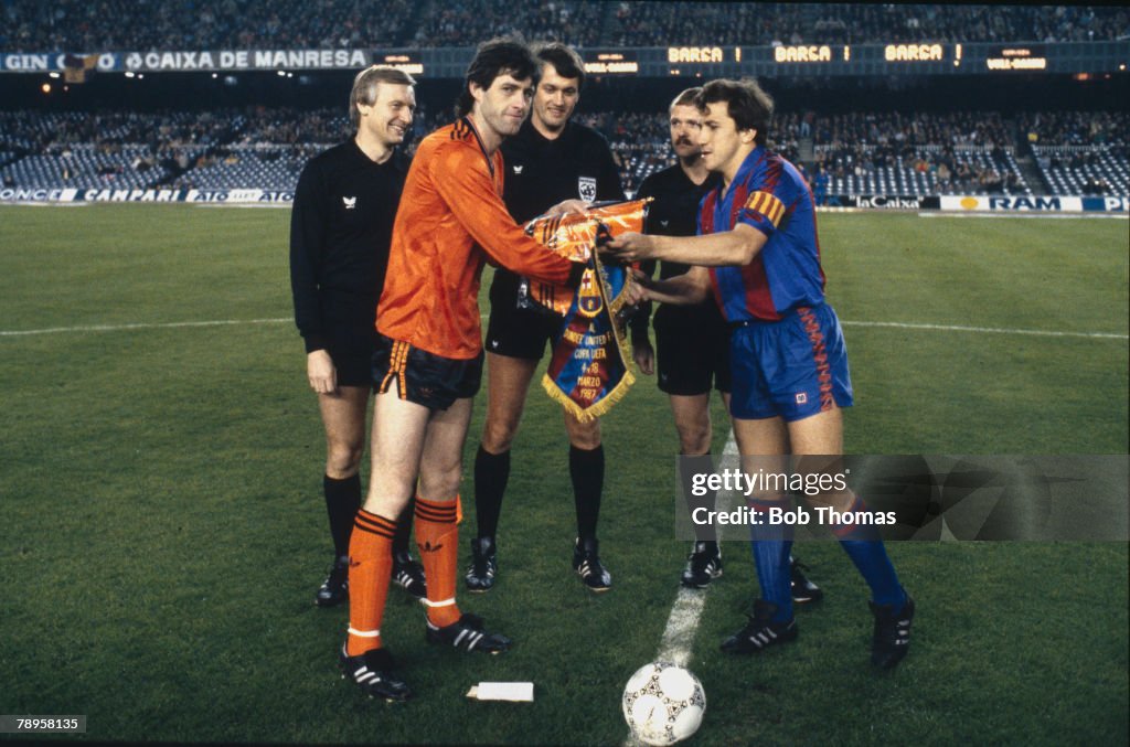 Sport. Football. pic: 18th March 1987. UEFA. Cup Quarter Final. 2nd Leg. Barcelona 1 v Dundee United 2. Dundee United win 3-1 on aggregate. Dundee United captain David Narey exchanges pennants with Barcelona captain Victor.